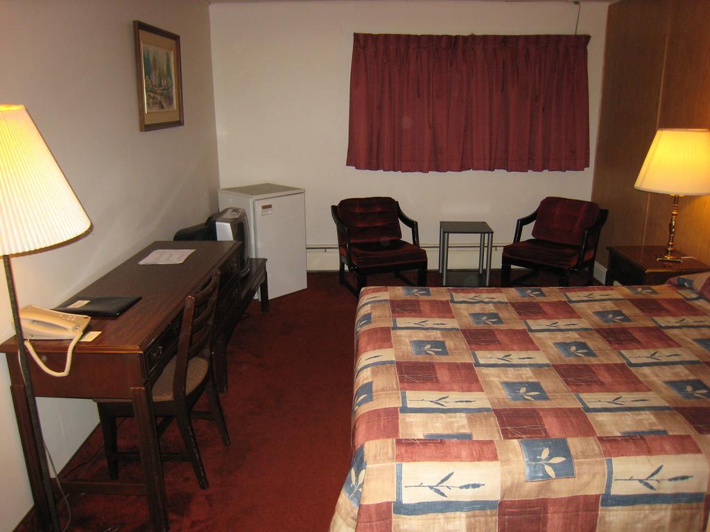 Downtowner Motor Inn Creston Phòng bức ảnh
