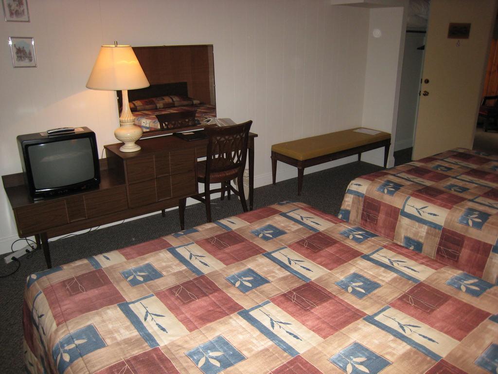 Downtowner Motor Inn Creston Phòng bức ảnh
