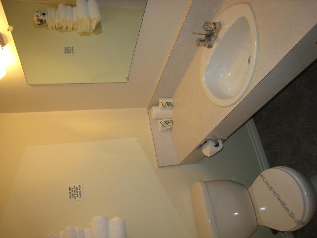 Downtowner Motor Inn Creston Phòng bức ảnh